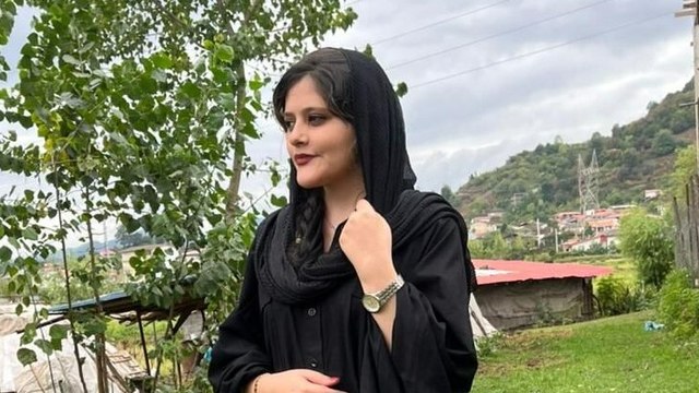 Des Iraniennes se coupent les cheveux et brûlent leur voile pour protester contre le décès de Mahsa Amini