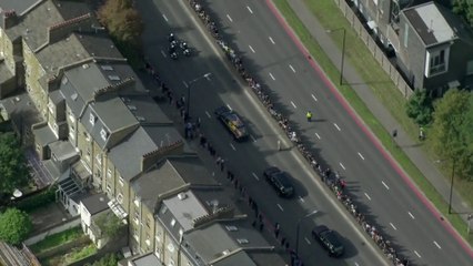 نعش الملكة إليزابيث الثانية في طريقه إلى قلعة وندسور المحطة الأخيرة