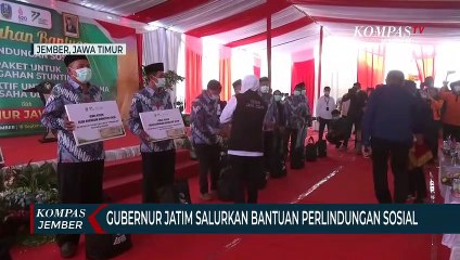 Khofifah Salurkan Bantuan Sosial Ke Warga Terdampak Kenaikan Harga BBM