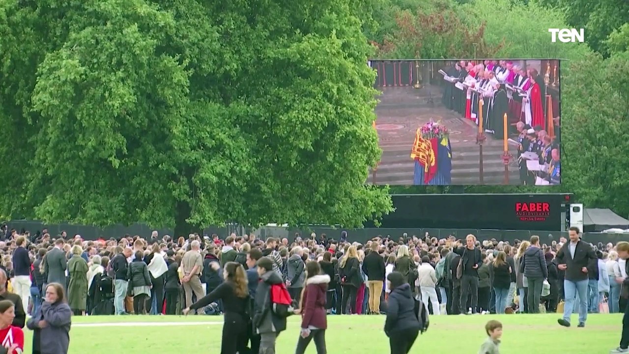 البريطانيون يقفون دقيقتين حدادا على روح الملكة الراحلة إليزابيث الثانية فور انتهاء مراسم الجنازة