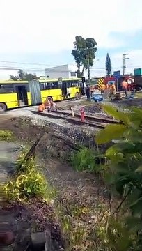 Ônibus engata em trilho recém-reformado e passageiros ficam feridos em Joinville