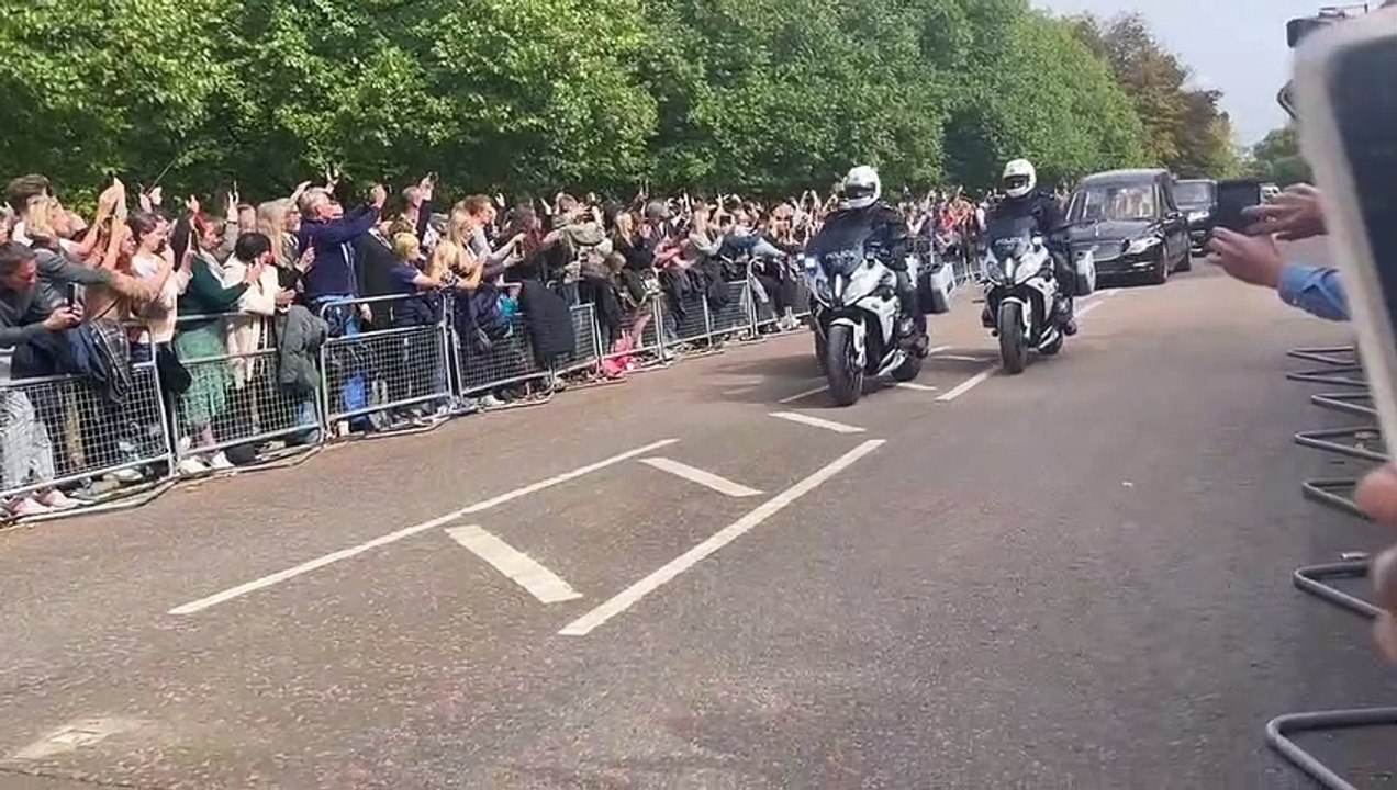 Queen procession through Hyde Park