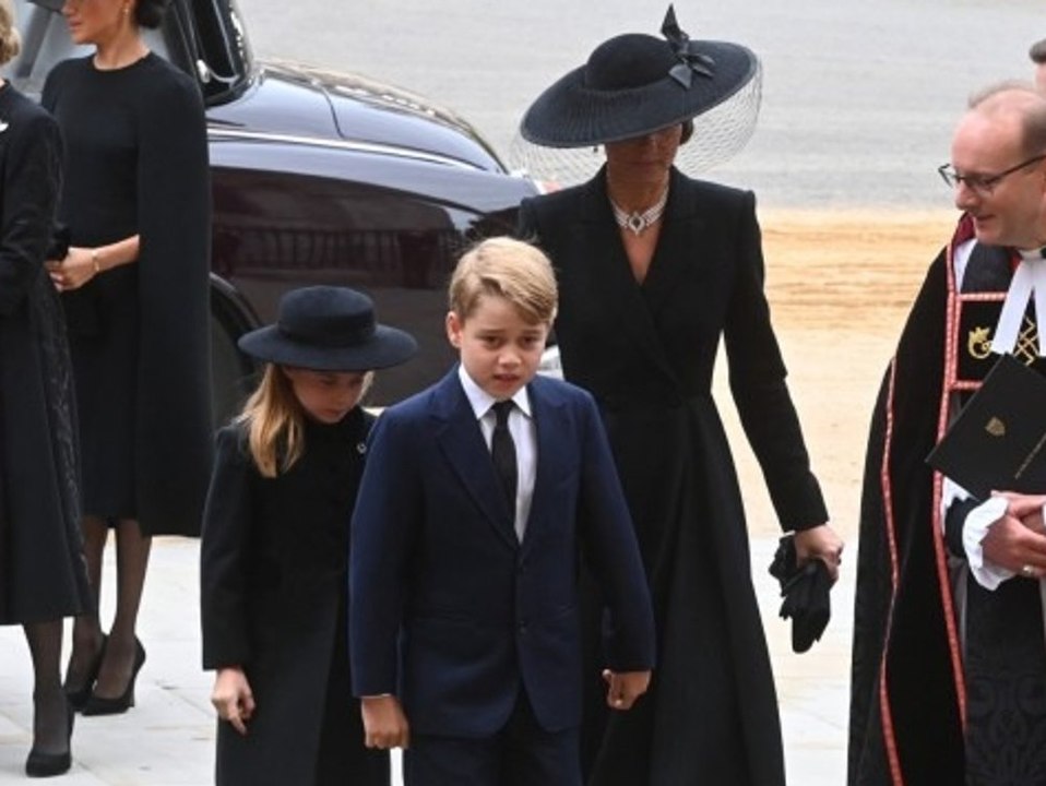 Hinter dem Sarg der Queen: Charlotte und George begleiten ihre Eltern