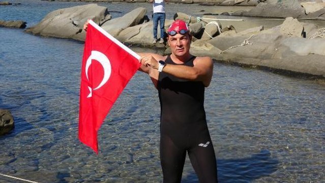 REKORTMEN YÜZÜCÜ SUNAÇOĞLU, GAZİLER VE ŞEHİTLER İÇİN GÖKÇEADA'YA YÜZÜYOR