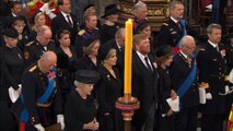 Los reyes der España se sientan al lado de los reyes eméritos en la Abadía de Westminster
