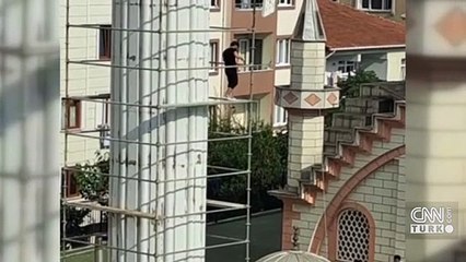 İstanbul’da ilginç minare yenilemesi kamerada: Aşağıya atlayıp yukarıya taş çektiler
