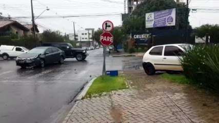 Palio vai parar em gramado de empresa após colisão com Corolla na Rua Recife, no Centro
