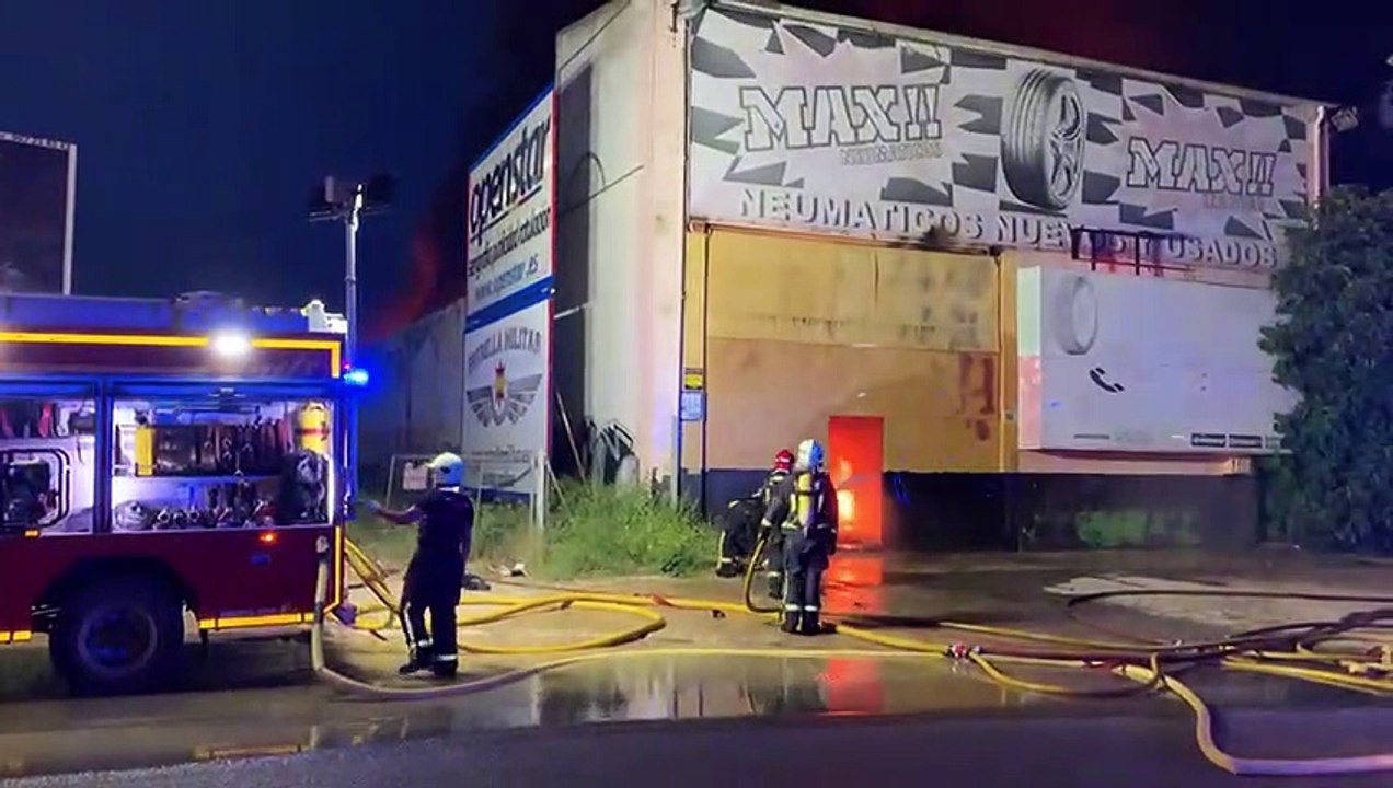 Labores de extinción de un incendio en una nave de Albacete