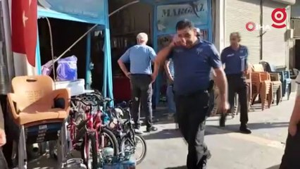 Banka aracıyla çarpışan otomobil, iş yerine girdi; İş yerinde bulunan bir kişi ölümden kıl payı kurtuldu