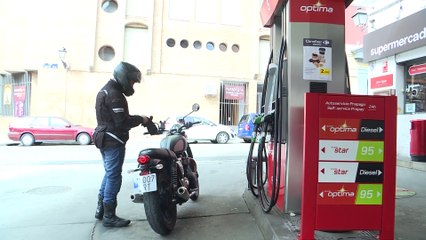 El precio de los carburantes suma seis semanas de caídas y se abarata hasta un 11% desde junio