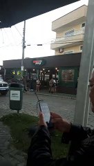 Mulher sobe em carro da PM em São Francisco do Sul