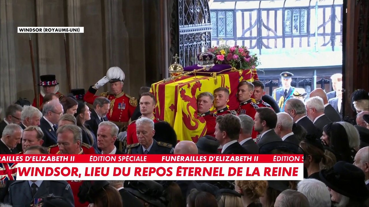 Funérailles d'Elizabeth II : Entrée du cercueil  à la chapelle Saint-Georges