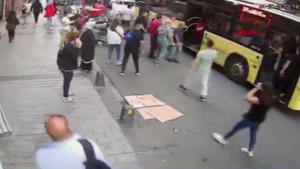 Télécharger la video: İstanbul'da otobüs yolcuları arasında başlayan kavga sokağa taştı