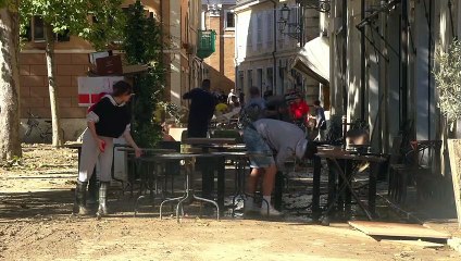Senigallia, finita l'allerta si continua a spalare il fango