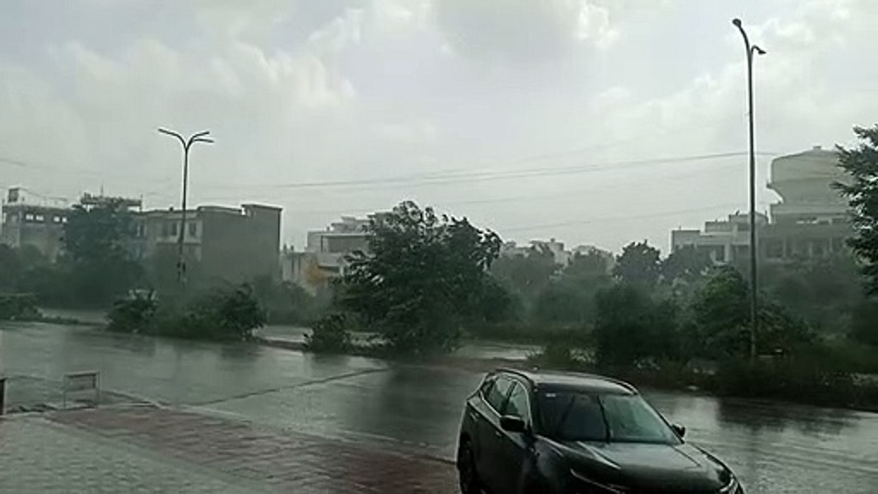 दिन भर तेज धूप के बाद शाम को बदला मौसम, राजधानी...