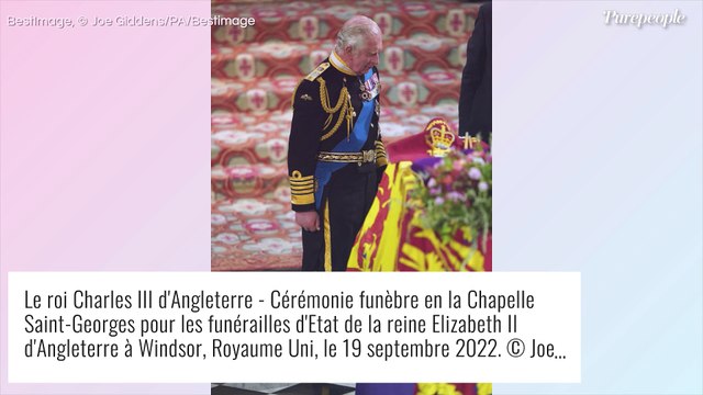 Elizabeth II et Philip réunis : images bouleversantes du cercueil descendant dans la crypte royale