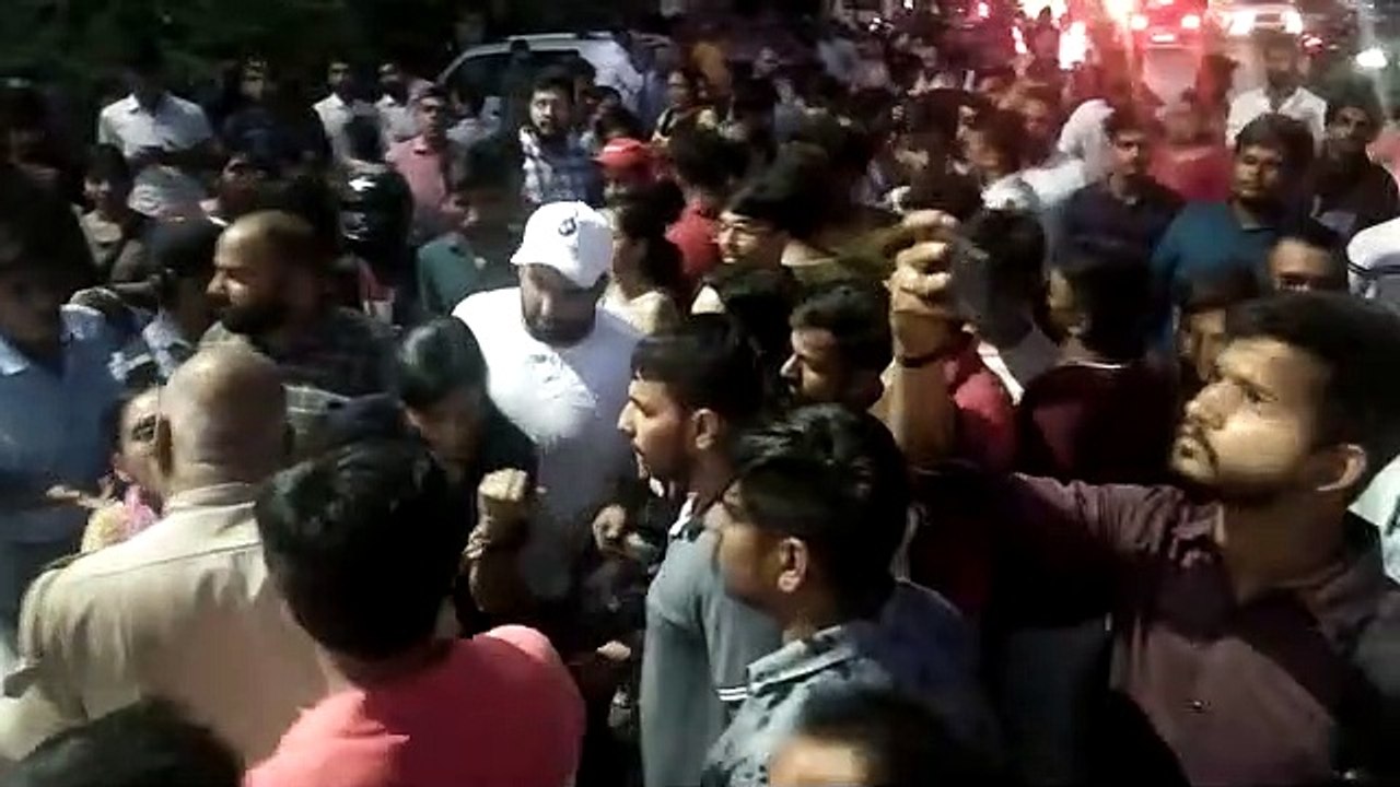 प्लास्टिक सर्जन के खिलाफ प्रदर्शन, छेड़छाड़ पर युवक को पीटा, पुलिस निरीक्षक को हेलमेट मारा