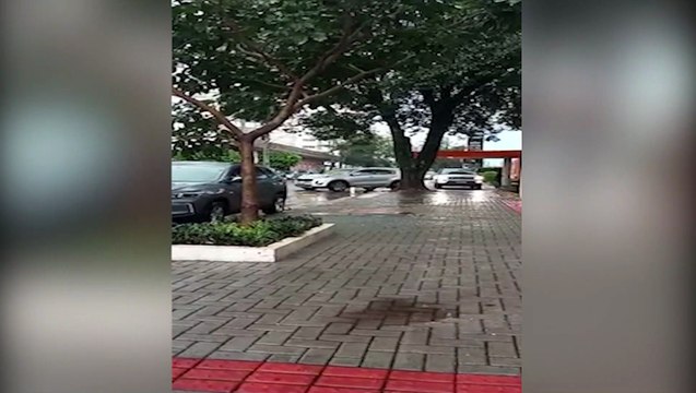 Internauta reclama de veículos que invadem a calçada para deixarem filhos embaixo de marquise de escola