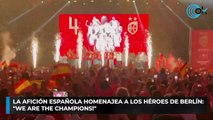 La afición española homenajea a los héroes de Berlín: 