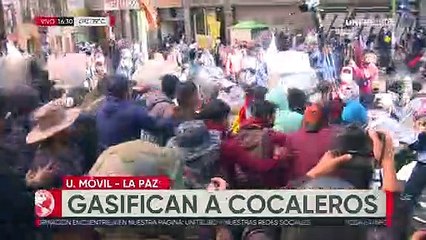 Cocaleros rebasan un cerco y Policía gasifica marcha