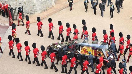 Kraliçe Elizabeth, ölümünün ardından 11 gün sonra toprağa verildi