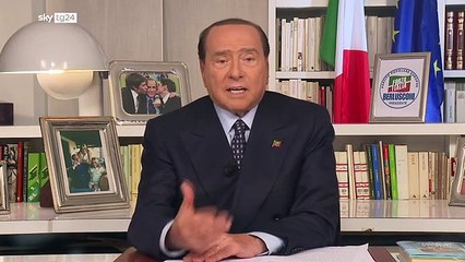 Berlusconi uccide la mosca durante intervista - Video