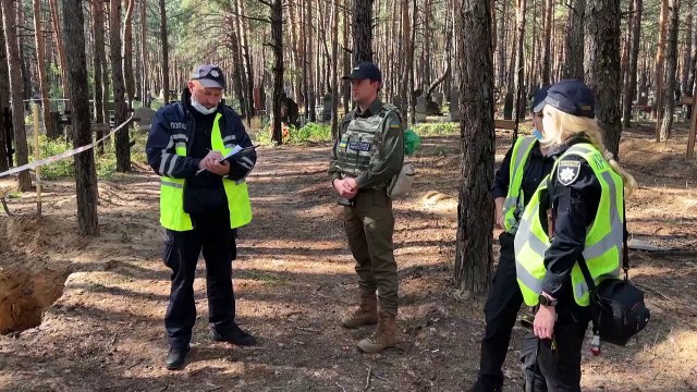 Rusia califica de mentiras el hallazgo de cientos de tumbas en Izium