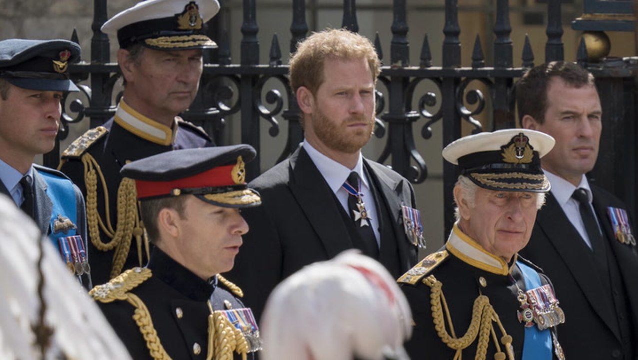 Große Bedeutung? Harry und Meghan direkt hinter König Charles III.