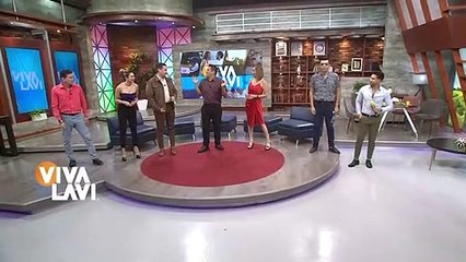 Enrique Iglesias y fan se besan apasionadamente