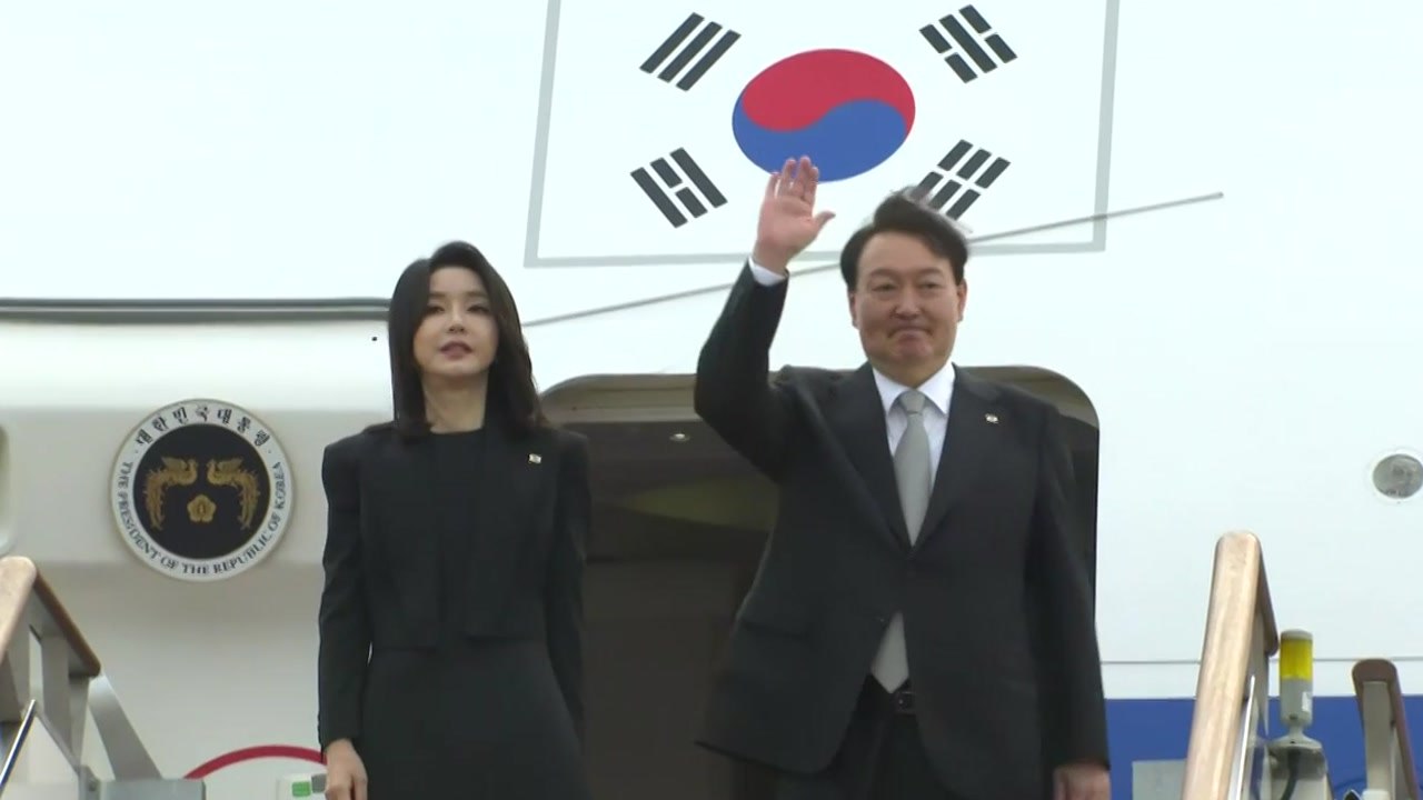 [뉴스라이더] 尹 '외교 홀대' 논란...대통령실 "英 왕실 배려" 반박 / YTN