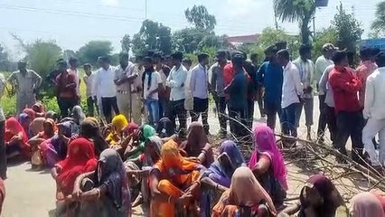 परिजनों को मुआवजा देने की मांग, प्रतापगढ़-रतलाम मार्ग किया जाम