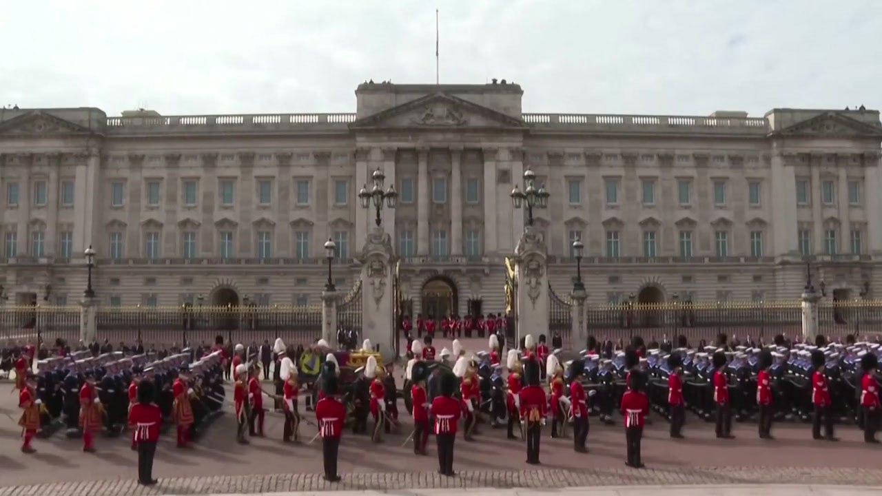 한 세기 끝 알린 英 여왕 장례식...찰스 3세 숙제는? / YTN