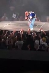 Rapçi Post Malone sahnede düştü