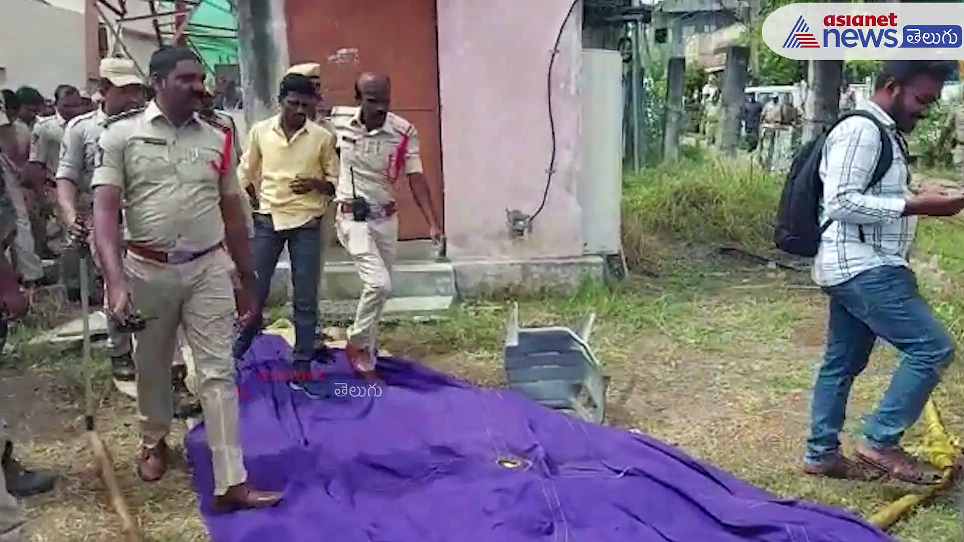 భవనమెక్కి టిడిపి నేతల వినూత్న నిరసన... పోలీసులతో వాగ్వాదం    