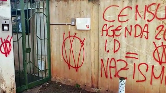 Atto vandalico in via Bernini, scritte no vax contro la stampa