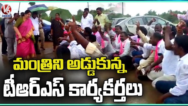 TRS Leaders Stop Minister Satyavathi Rathod Over Dalit Bandhu Issue In Mulugu _ V6 News (1)