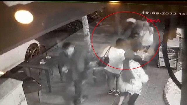 Zeytinburnu'nda binadan kopan beton parçaları kaldırımda yürüyenlerin üzerine düştü