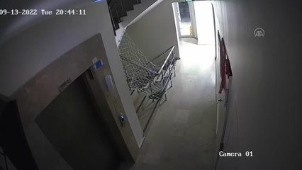 8 yaşındaki Ahmet'in apartman girişindeki Türk bayrağını selamlaması güvenlik kamerasında