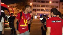 Los jugadores de la Selección Española de Baloncesto siguen celebrando su victoria