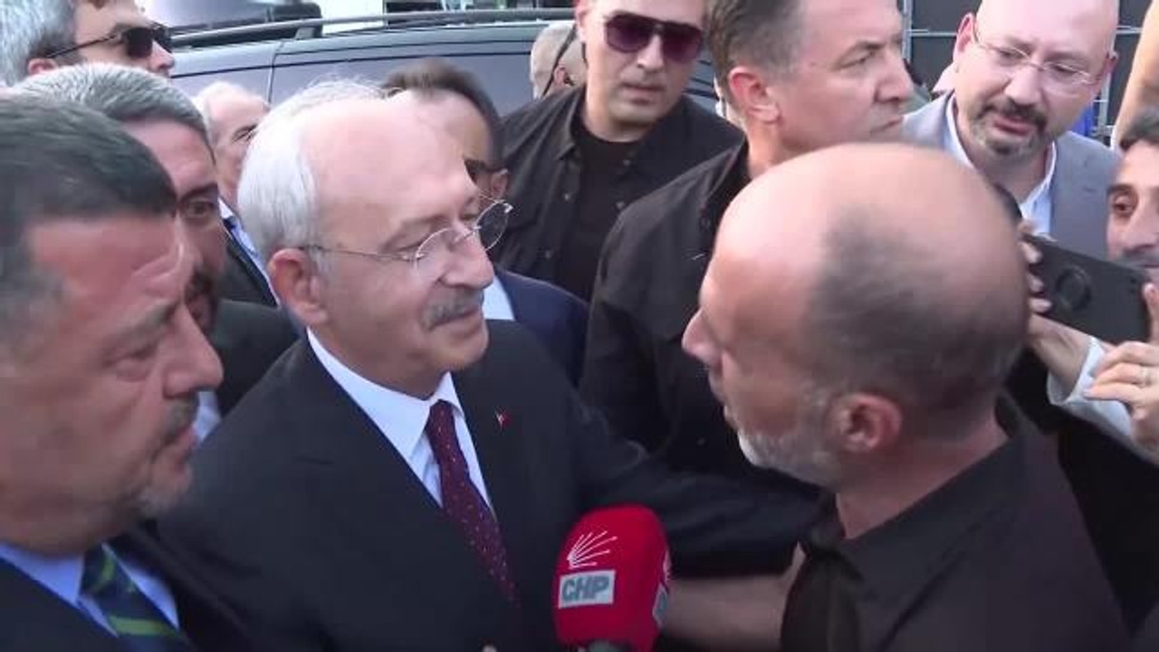 Kemal Kılıçdaroğlu, Kendisine Sosyal Medyada Çok Hakaret Ettiğini Söyleyen ve Helallik İsteyen Eski AKP'li Vatandaşla Kucaklaştı