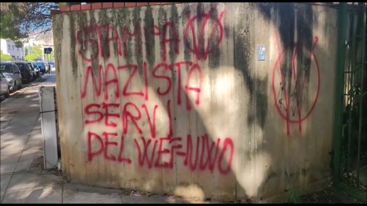 Scritte "no vax" davanti la sede dell'Ordine dei giornalisti a Palermo