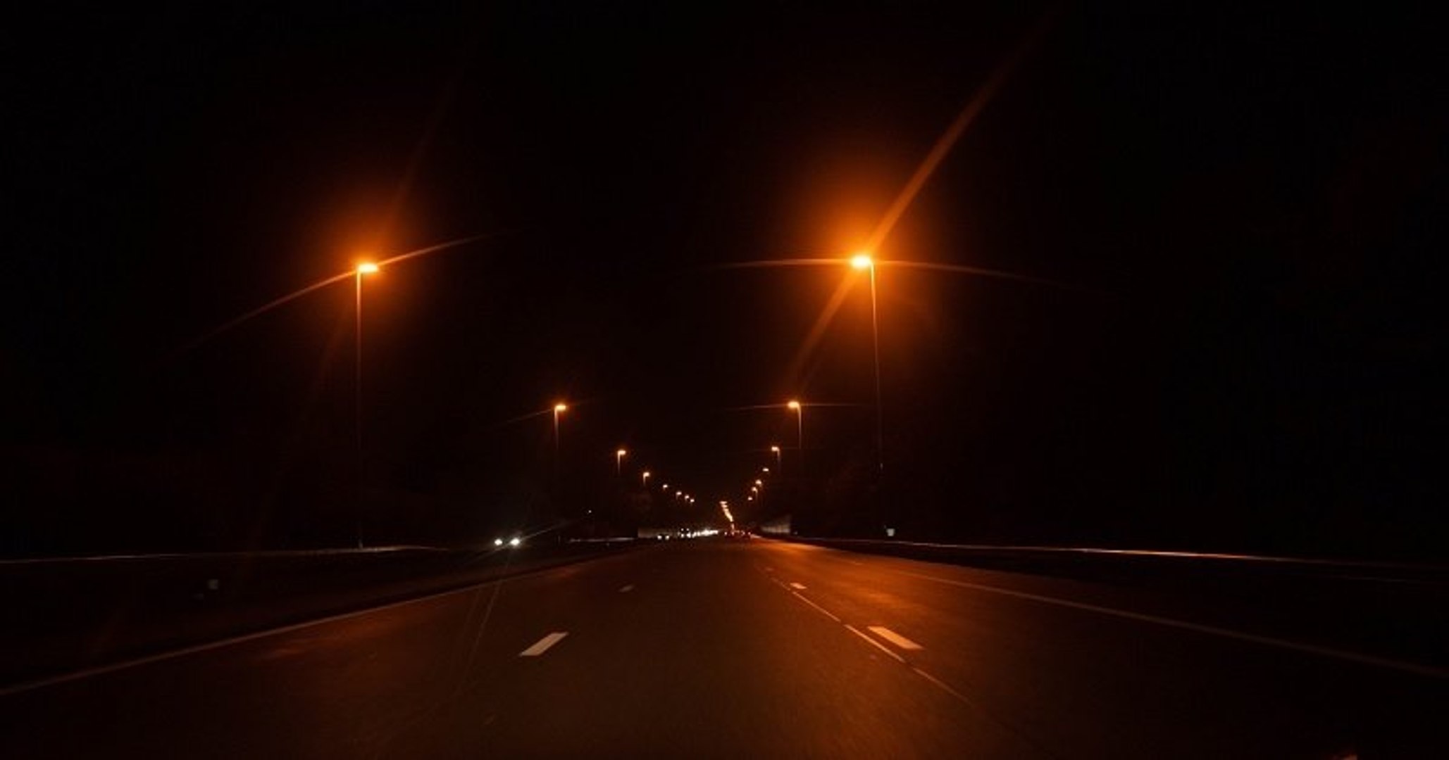 L'éclairage des autoroutes sera suspendu en Belgique pour faire des  économies d'énergie - Vidéo Dailymotion