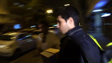 Carlos Alcaraz muy atento con sus fans