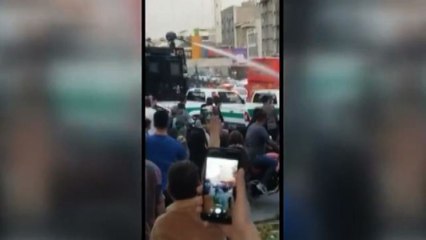 Iran, idranti contro le donne che protestano per Mahsa Amini