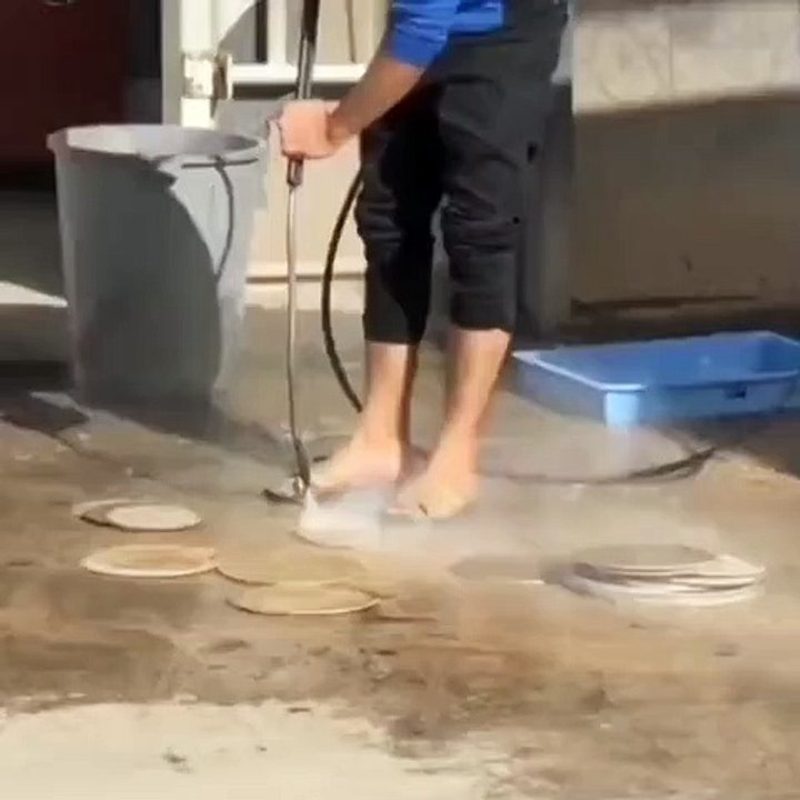 Ünlü pizzacıda şok eden görüntüler: Pizza tahtalarını yerde yıkadılar