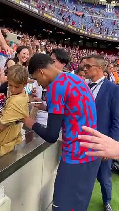 El bonito gesto de Ronald Araujo firmando autógrafos en el Camp Nou / FCB