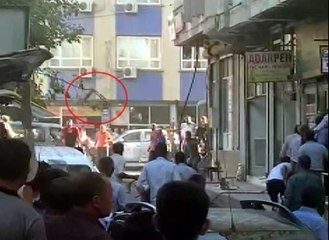 Barışmak için buluşup taşlı, sopalı, sandalyeli kavga ettiler! O anlar kamerada