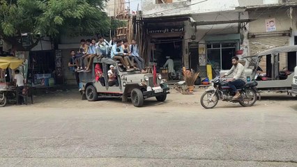 जान की नहीं है परवाह, जीप में ऊपर - नीचे भरते हैं सवारी