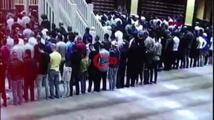 Cemaat namazda secdeye gidince çantayı çaldı