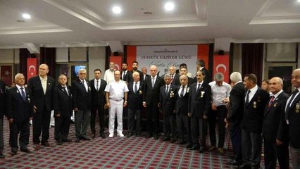 Muğla yerel haberi... Marmaris Kaymakamı Aksoy'dan gazilere plaket